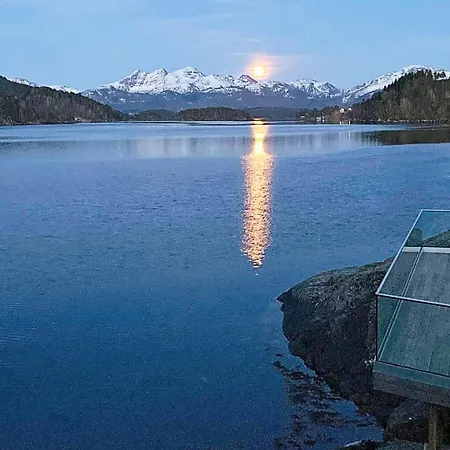 8 Person In Halsanaustan-by Traum * Korsnes (Trondelag)